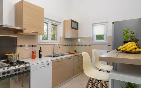 Casetta Filip: Zimmer, Eigentum, Countertop, Möbel, Küche, Cabinetry, Interior Design, Gelb, Gebäude, Haus
