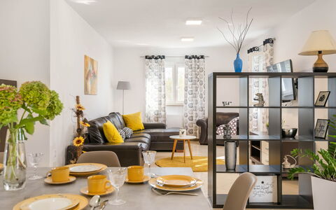 Casetta Filip: Interior Design, Zimmer, Wohnzimmer, Möbel, Gelb, Eigentum, Gebäude, Tabelle, Kaffetisch, Haus