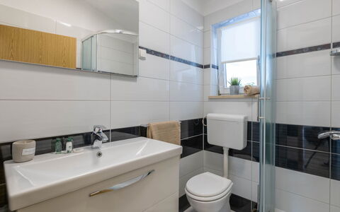 Casetta Filip: Spiegel, Armatur, Zapfhahn, Sinken, Eigentum, Badezimmerschrank, Cabinetry, Bad Sink, Badezimmer, Gebäude