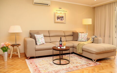 Nikica: Wohnzimmer, Möbel, Zimmer, Interior Design, Eigentum, Fussboden, Wand, Gelb, Decke, Tabelle
