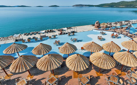 Nikica: Strand, Regenschirm, Urlaub, Azurblau, Tourismus, Sommer, Meer, Sand