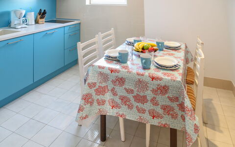 Nikica: Tischdecke, Zimmer, Fussboden, Eigentum, Möbel, Tabelle, Textil, Fliese, Türkis, Linens