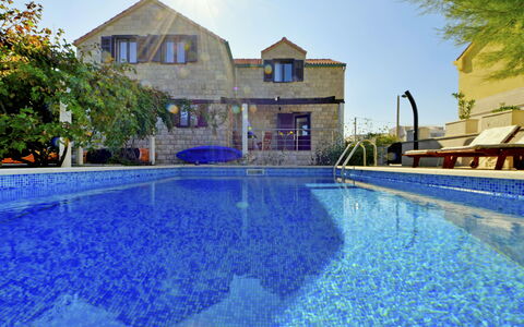 Sofija: Schwimmbad, Eigentum, Gebäude, Haus, Grundeigentum, Resort, Zuhause, Wasser, Die Architektur, Estate