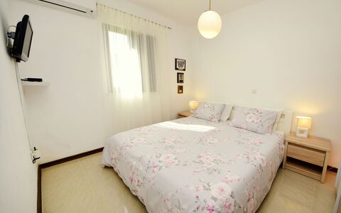 Sofija: Schlafzimmer, Bett, Bettdecke, Zimmer, Möbel, Eigentum, Bedding, Bettrahmen, Interior Design, Fussboden