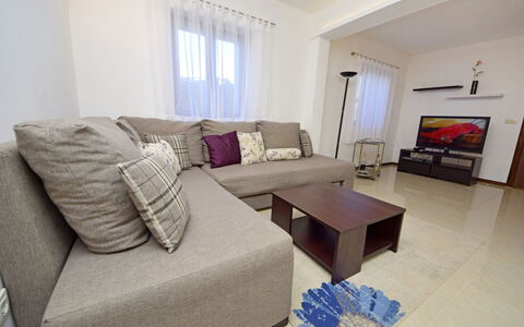 Sofija: Eigentum, Zimmer, Möbel, Interior Design, Wohnzimmer, Grundeigentum, Gebäude, Fussboden, Tabelle, Schlafzimmer