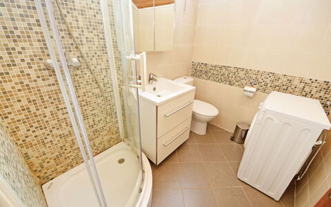 Sofija: Armatur, Zapfhahn, Eigentum, Badezimmer, Toilette, Sinken, Bad Sink, Interior Design, Fussboden, Installation