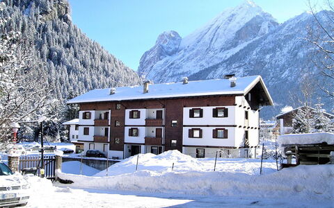 Cesa Palua: Himmel, Berg, Gebäude, Schnee, Fenster, Steigung, Haus, Natürliche Landschaft, Einfrieren, Ländliches Gebiet