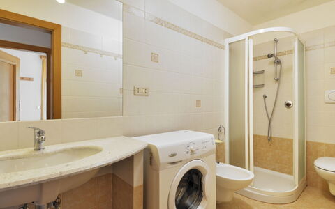 Cesa Palua: Badezimmer, Zimmer, Eigentum, Interior Design, Wäschekammer, Wand, Decke, Sinken, Fliese, Gebäude