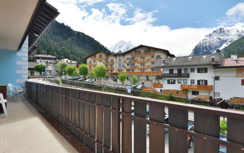 Canazei 620: Eigentum, \Stadt, Gebäude, Berg, Haus, Gebirge, Die Architektur, Balkon, Grundeigentum, Wohngebiet