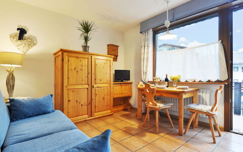 Canazei 620: Möbel, Zimmer, Eigentum, Interior Design, Gelb, Schlafzimmer, Gebäude, Bett, Haus, Fussboden