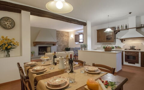 Podere: Zimmer, Eigentum, Interior Design, Möbel, Gebäude, Esszimmer, Tabelle, Decke, Grundeigentum, Haus