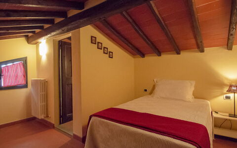 Podere: Schlafzimmer, Zimmer, Bett, Möbel, Eigentum, Decke, Gebäude, Interior Design, Dachboden, Bettdecke