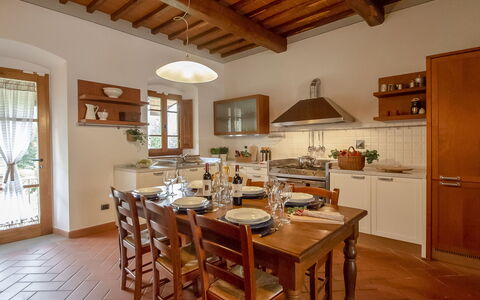 Podere: Zimmer, Eigentum, Gebäude, Möbel, Decke, Interior Design, Fussboden, Küche, Tabelle, Haus
