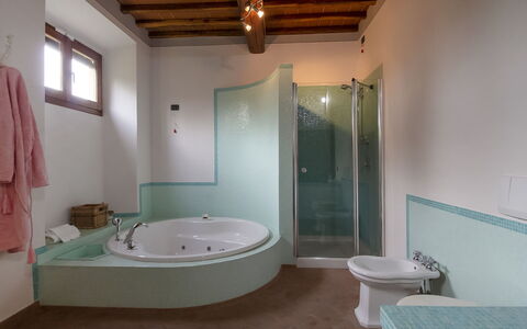 Podere: Armatur, Eigentum, Badewanne, Zapfhahn, Badezimmer, Sinken, Lila, Holz, Interior Design