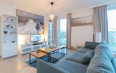 Pura Vida with Balcony: Eigentum, Zimmer, Möbel, Wohnzimmer, Interior Design, Gebäude, Fussboden, Grundeigentum, Haus, Zuhause
