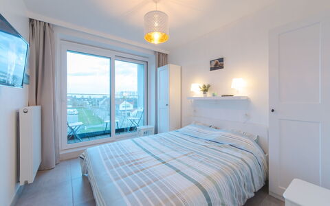 Pura Vida with Balcony: Schlafzimmer, Zimmer, Eigentum, Möbel, Bett, Bettdecke, Fussboden, Bettrahmen, Interior Design, Decke