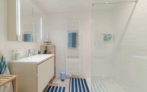 Pura Vida with Balcony: Zimmer, Eigentum, Fussboden, Blau, Badezimmer, Interior Design, Wand, Türkis, Decke, Haus