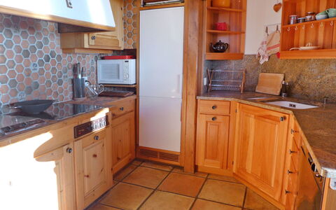 Marmousets 2: Zimmer, Eigentum, Küche, Countertop, Möbel, Cabinetry, Fussboden, Haus, Gebäude, Grundeigentum