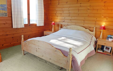 Marmousets 2: Schlafzimmer, Bett, Möbel, Zimmer, Bettrahmen, Eigentum, Bettdecke, Bedding, Fussboden, Matratze