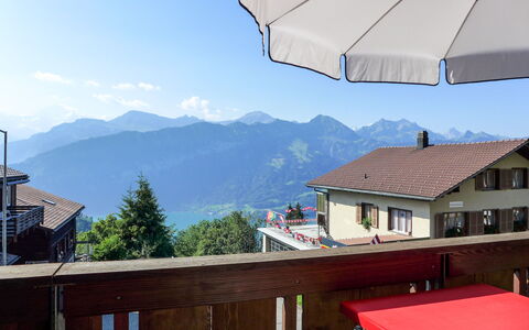 Chalet Burgfeld: Himmel, Eigentum, Gebäude, Weiss, Wolke, Berg, Fenster, Holz, Schatten