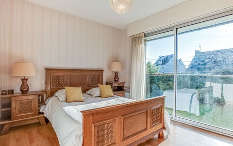 Grah Moullac: Schlafzimmer, Möbel, Eigentum, Zimmer, Interior Design, Bett, Grundeigentum, Bettrahmen, Gebäude, Fussboden