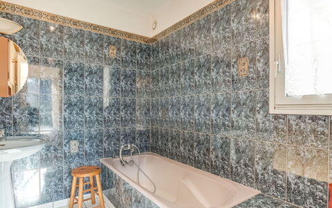 Grah Moullac: Eigentum, Zimmer, Badezimmer, Fussboden, Interior Design, Gebäude, Fliese, Grundeigentum, Wand, Haus