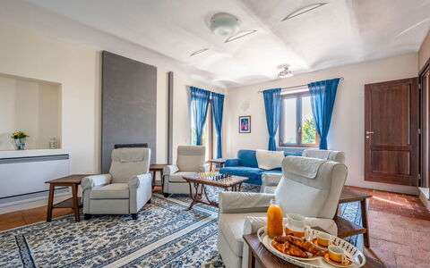 Casa Chiara (Sic400): Tabelle, Eigentum, Möbel, Bilderrahmen, Zimmerpflanze, Azurblau, Interior Design, Komfort, Stuhl, Wohnzimmer