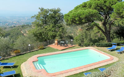 Loro Ciuffenna 651: Schwimmbad, Eigentum, Freizeit, Gras, Grundeigentum, Estate, Haus, Urlaub, Pflanze, Resort
