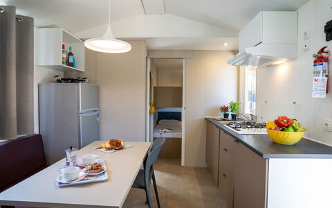 Internazionale Manacore: Tabelle, Möbel, Cabinetry, Stuhl, Gebäude, Küchengerät, Haushaltsgerät, Küche, Kühlschrank, Beleuchtung