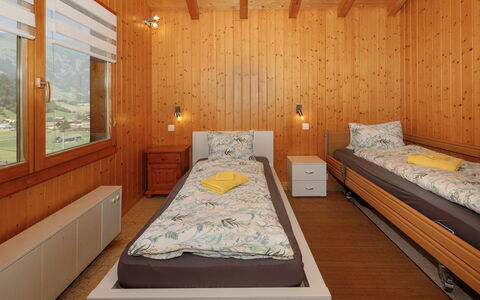 Chalet Guldeli: Interior Design, Flooring, Fussboden, Holz, Decke, Schlafzimmer, Bett, Zimmer, Möbel, Beleuchtung