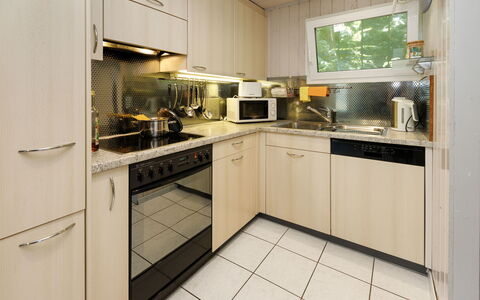 Chalet Guldeli: Küchengerät, Küche, Countertop, Major Appliance, Cabinetry, Interior Design, Holz, Flooring, Möbel, Haushaltsgerät