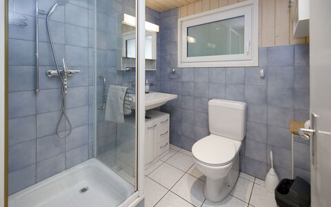 Chalet Guldeli: Badezimmer, Toilleten Sitz, Toilette, Armatur, Bad Sink, Sinken, Flooring, Fussboden, Interior Design, Zapfhahn