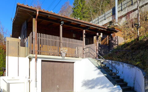 Chalet Guldeli: Himmel, Eigentum, Pflanze, Baum, Steigung, Holz, Schatten, Gebäude, Strahl, Abstellgleis
