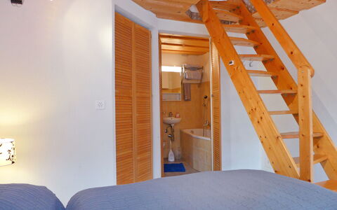 Chalet Guldeli: Zimmer, Eigentum, Schlafzimmer, Dachboden, Bett, Wand, Treppe, Decke, Möbel, Haus