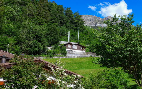 Chalet Guldeli: Pflanze, Wolke, Himmel, Eigentum, Gebäude, Grün, Botanik, Blau, Natürliche Landschaft, Berg