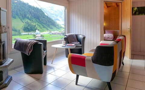 Chalet Guldeli: Möbel, Tabelle, Gebäude, Pflanze, Komfort, Holz, Interior Design, Vorhang, Stuhl, Wohnzimmer
