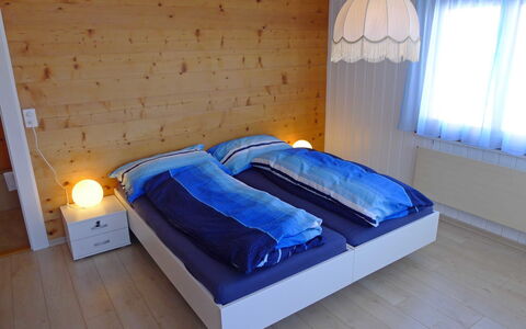 Godo: Gebäude, Komfort, Azurblau, Holz, Bettrahmen, Flooring, Haus, Interior Design, Fenster, Kissen