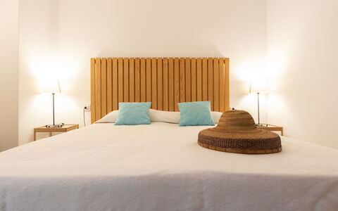 Torredembarra 160: Schlafzimmer, Bett, Zimmer, Möbel, Eigentum, Bettrahmen, Interior Design, Matratze, Bettdecke, Komfort