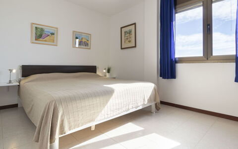 Torredembarra 186: Schlafzimmer, Möbel, Zimmer, Bett, Eigentum, Bettdecke, Bettrahmen, Interior Design, Fussboden, Decke