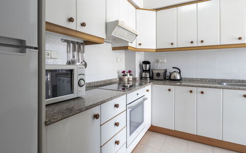 Torredembarra 186: Cabinetry, Countertop, Eigentum, Herd, Küchengerät, Sinken, Küche, Schublade, Spüle, Cooktop