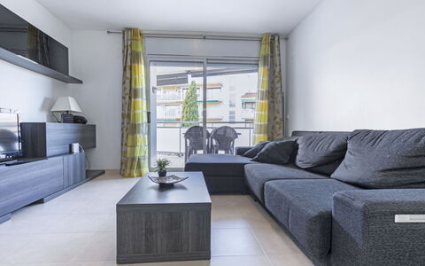 Oliveres: Möbel, Zimmer, Wohnzimmer, Eigentum, Interior Design, Gebäude, Fussboden, Haus, Die Architektur, Gelb