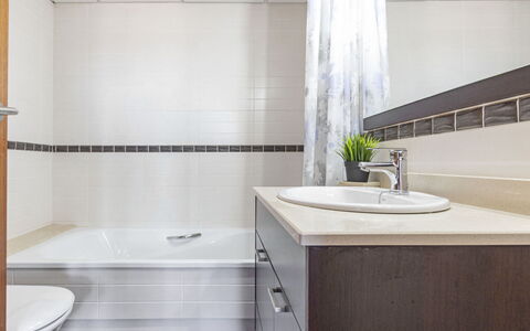 Oliveres: Badezimmer, Fliese, Zimmer, Eigentum, Zapfhahn, Interior Design, Fussboden, Wand, Badewanne, Die Architektur