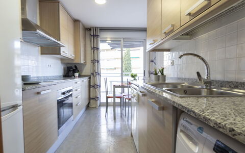 Oliveres: Countertop, Eigentum, Zimmer, Küche, Cabinetry, Möbel, Interior Design, Gebäude, Sinken, Fussboden