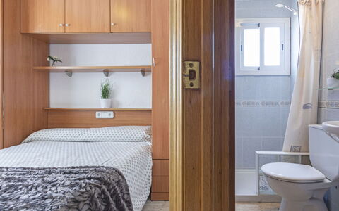 Gavina: Zimmer, Badezimmer, Eigentum, Möbel, Bett, Interior Design, Armatur, Gebäude, Fussboden, Toilette