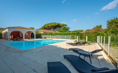 Saint-tropez 300: Eigentum, Schwimmbad, Grundeigentum, Sonnenliege, Resort, Gebäude, Haus, Freizeit, Urlaub, Estate