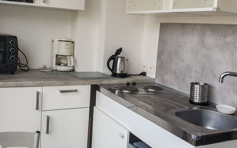 La Brise: Spüle, Sinken, Zapfhahn, Countertop, Cabinetry, Eigentum, Gebäude, Küchengerät, Weiss, Herd