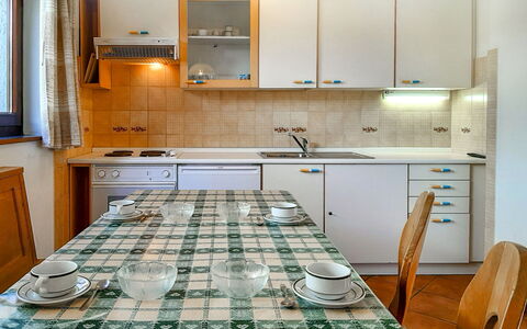Canazei 520: Countertop, Cabinetry, Sinken, Zapfhahn, Spüle, Möbel, Eigentum, Armatur, Weiss, Blau