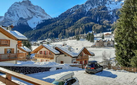 Canazei 520: Himmel, Berg, Gebäude, Schnee, Fenster, Natur, Fahrzeug, Haus, Auto, Baum