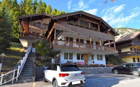 Villa Bellavista: Auto, Fahrzeug, Eigentum, Haus, Himmel, Gebäude, Die Architektur, Dach, Grundeigentum, Mittelklasse-Pkw
