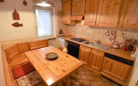 Villa Bellavista: Countertop, Zimmer, Eigentum, Möbel, Cabinetry, Küche, Fussboden, Gebäude, Holzboden, Interior Design